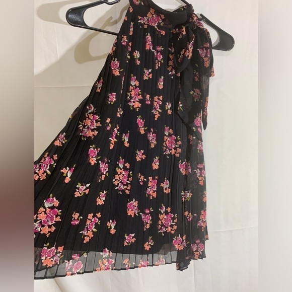 3/$28❤️ELLE BLACK floral, print, pleated sleeveless top size XL - Picture 2 of 9